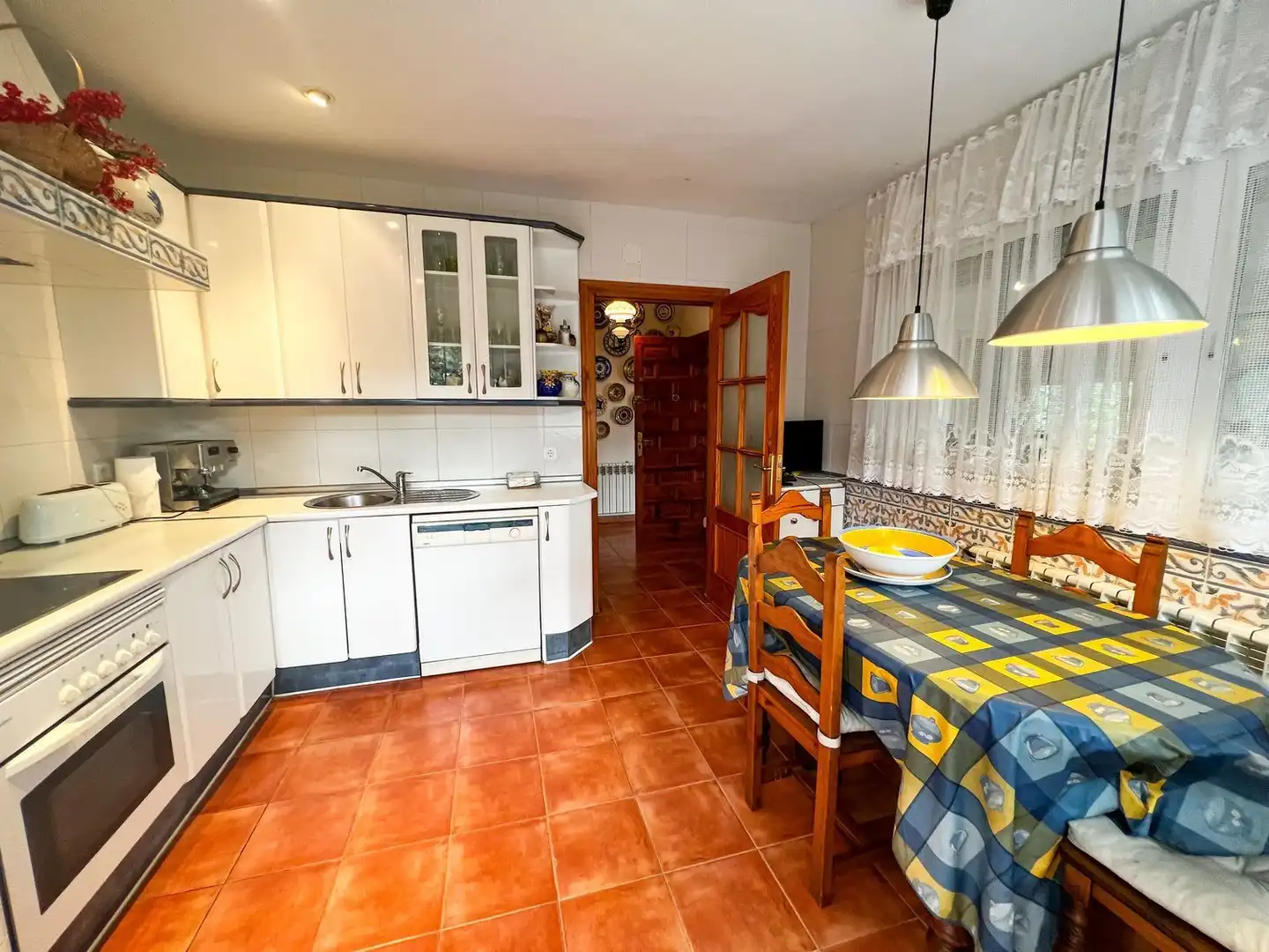 Cuina de Casa o xalet en venda en La Cabrera amb Jardí privat, Terrassa i Traster