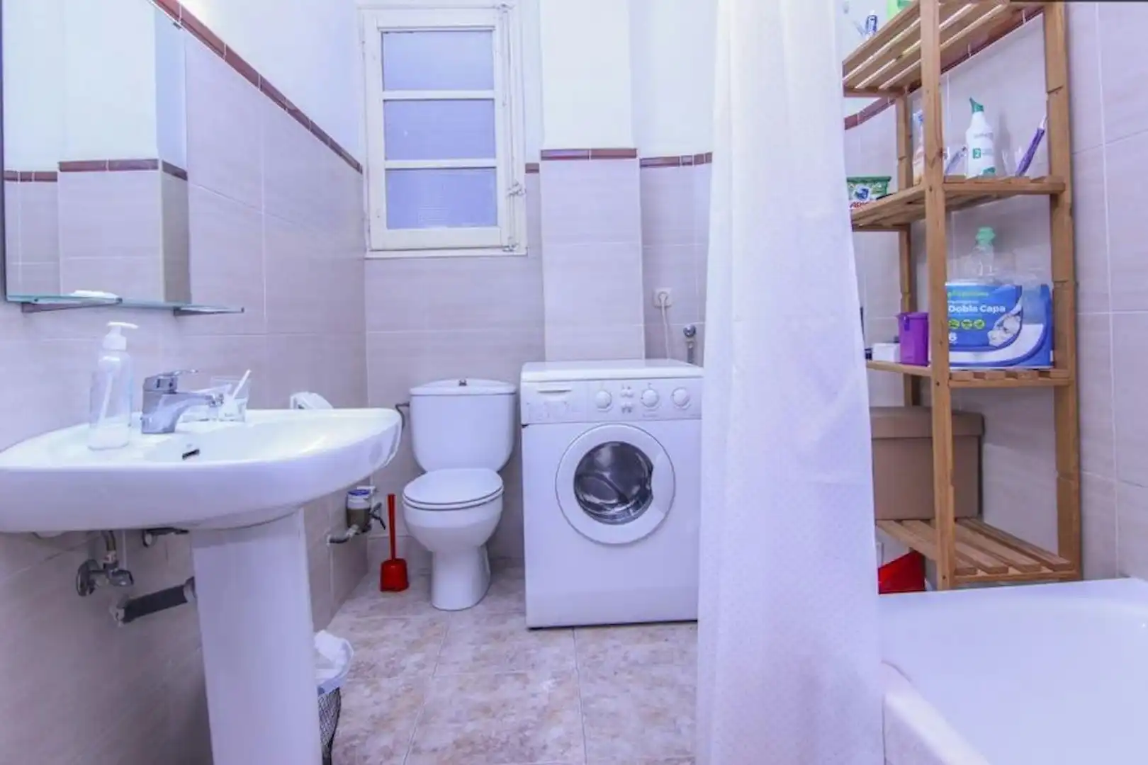Bathroom of Flat for share in  Valencia Capital  with Washing machine and Internet