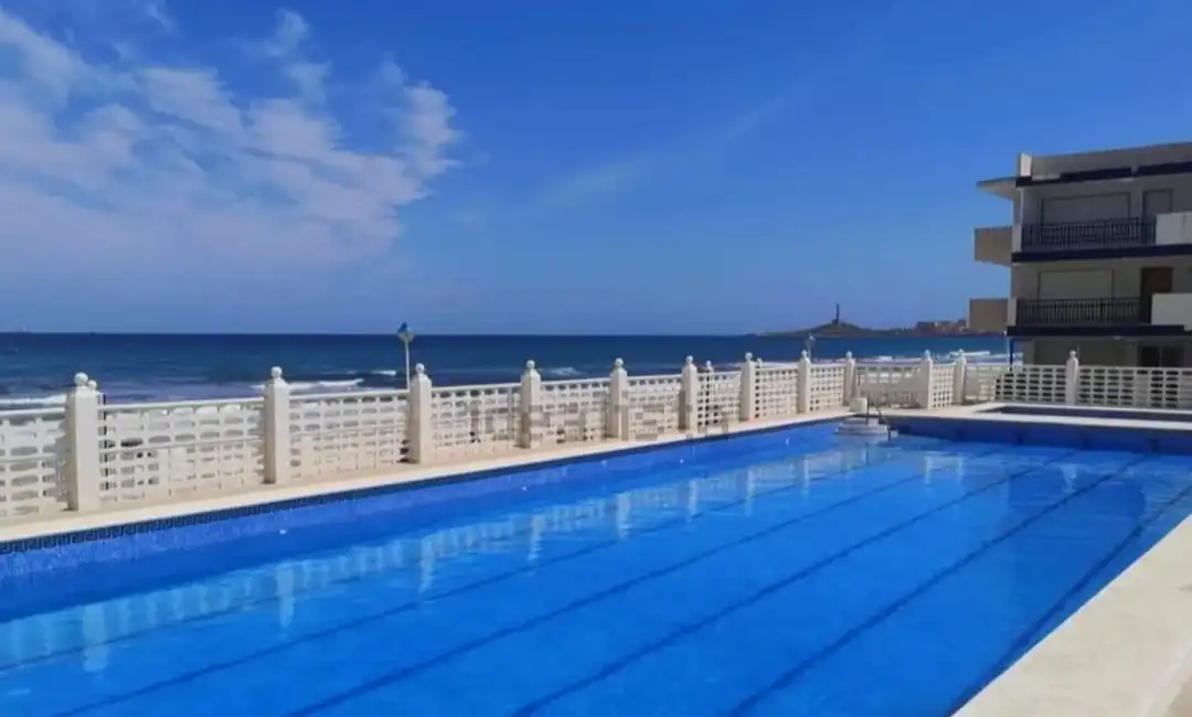 Piscina de Apartament en venda en La Manga del Mar Menor amb Aire condicionat, Jardí privat i Moblat