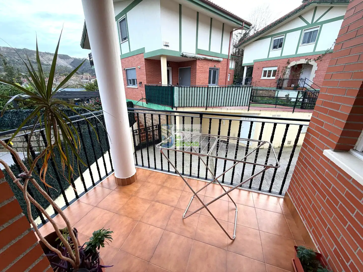 Vista exterior de Casa o xalet en venda en Castro-Urdiales amb Calefacció, Jardí privat i Terrassa