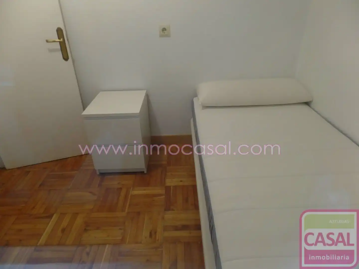 Habitación de Piso de alquiler en Oviedo  con Calefacción, Terraza y Amueblado