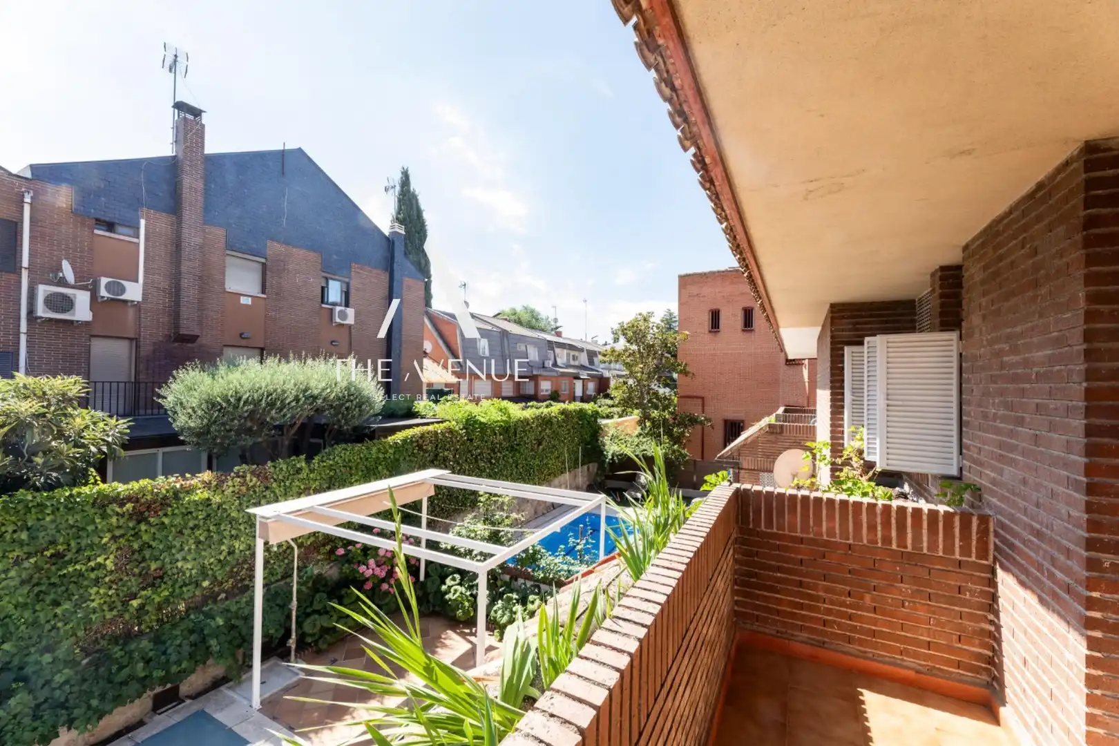 Vista exterior de Casa adosada en venda en Pozuelo de Alarcón amb Aire condicionat, Calefacció i Jardí privat
