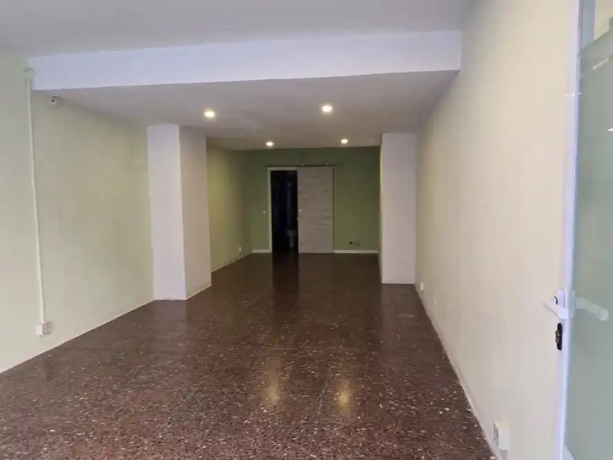 Geschaftsraum zur Miete in Carrer de Llorens i Barba, 13, El Baix Guinardó