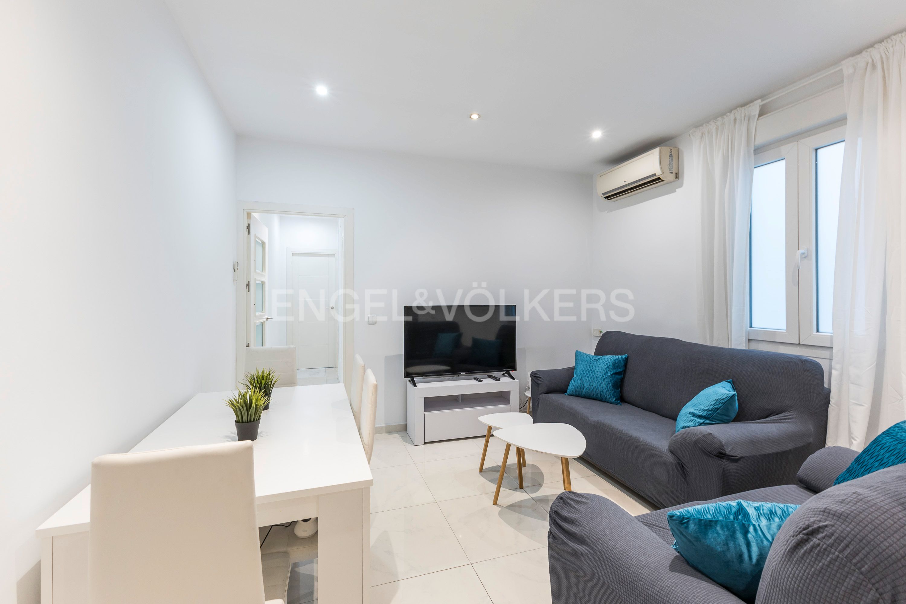 Sala d'estar de Apartament de lloguer en  Madrid Capital amb Aire condicionat, Calefacció i Moblat