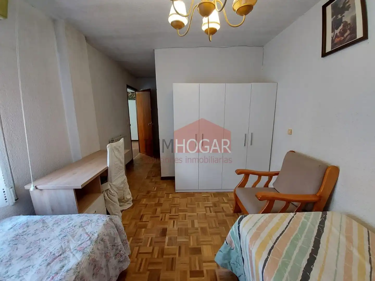 Dormitori de Pis de lloguer en Ávila amb Parquet, Terrassa i Moblat