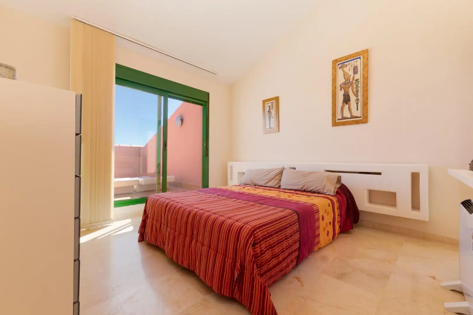 Habitación de Dúplex en venta en Fuengirola con Terraza, Trastero y Piscina comunitaria