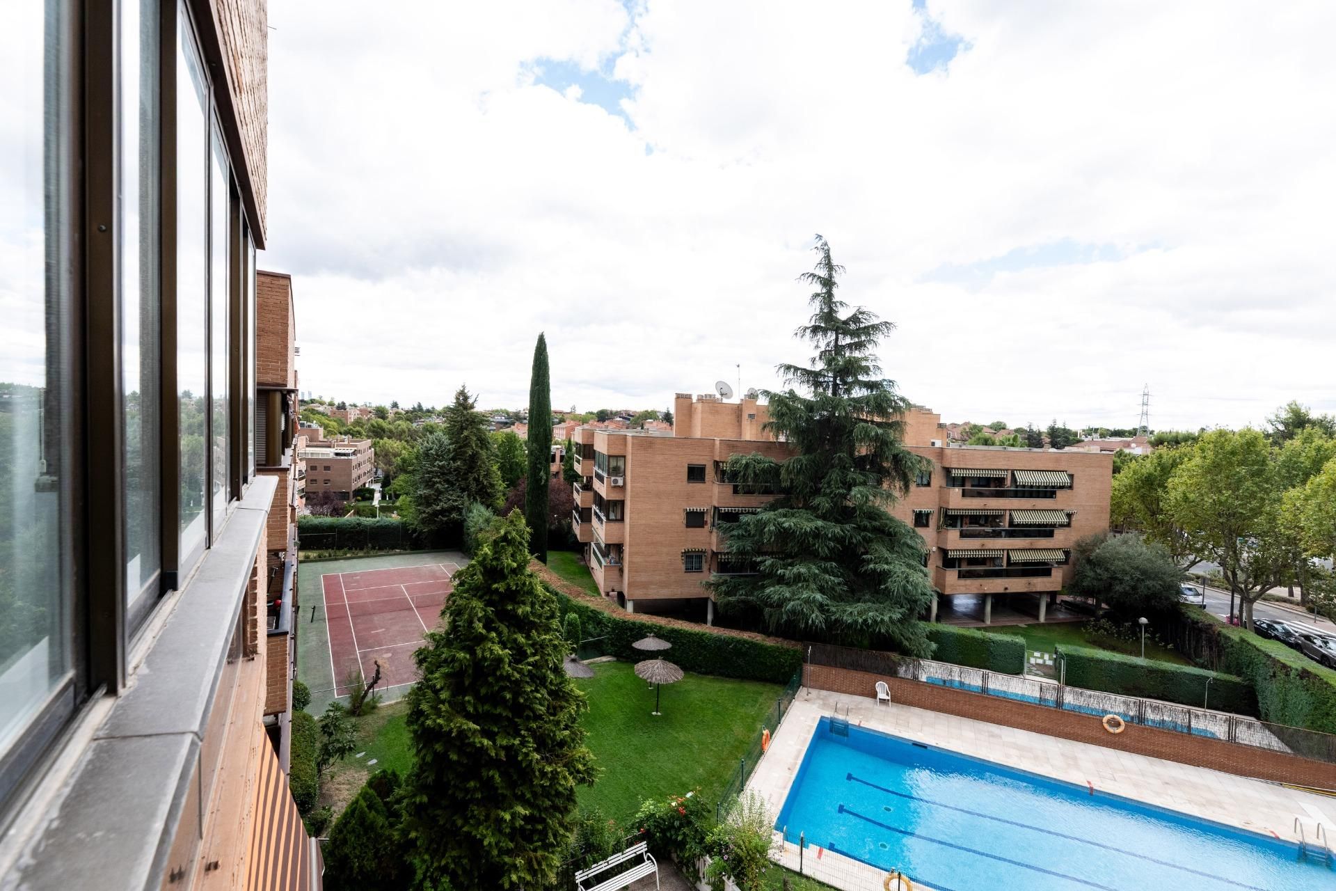 Swimming pool of Attic to rent in Pozuelo de Alarcón  with Air Conditioner, Heating and Private garden