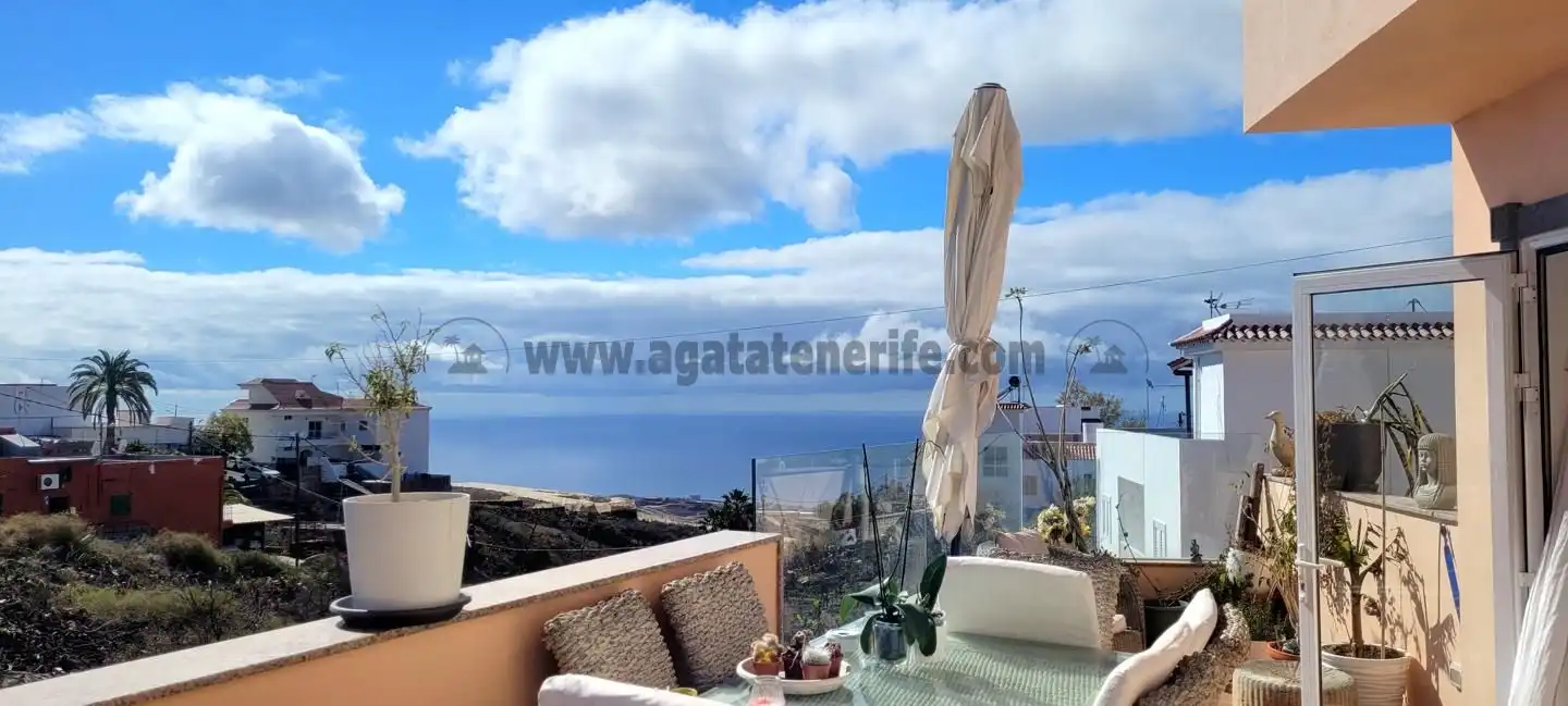 Vista exterior de Casa o xalet en venda en Guía de Isora amb Aire condicionat, Terrassa i Moblat