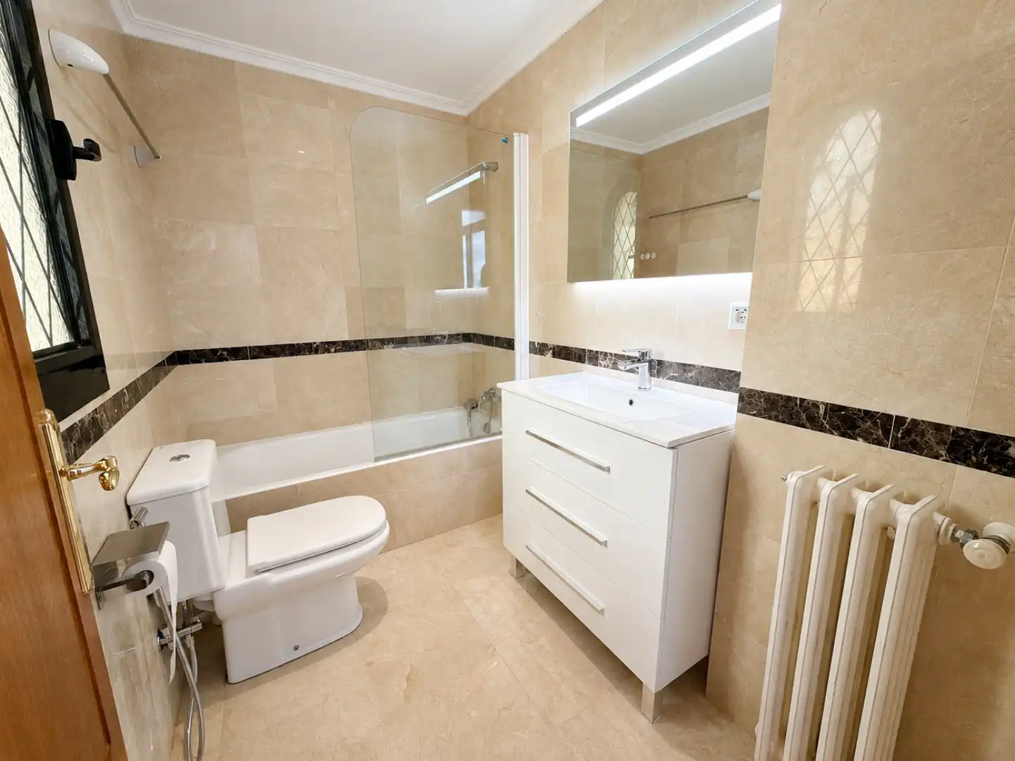 Badezimmer von Einfamilien-Reihenhaus zur Miete in Llucmajor mit Klimaanlage, Heizung und Privatgarten