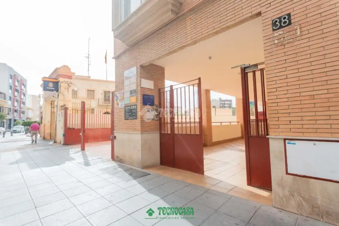 Vista exterior de Pis en venda en Almería amb Aire condicionat