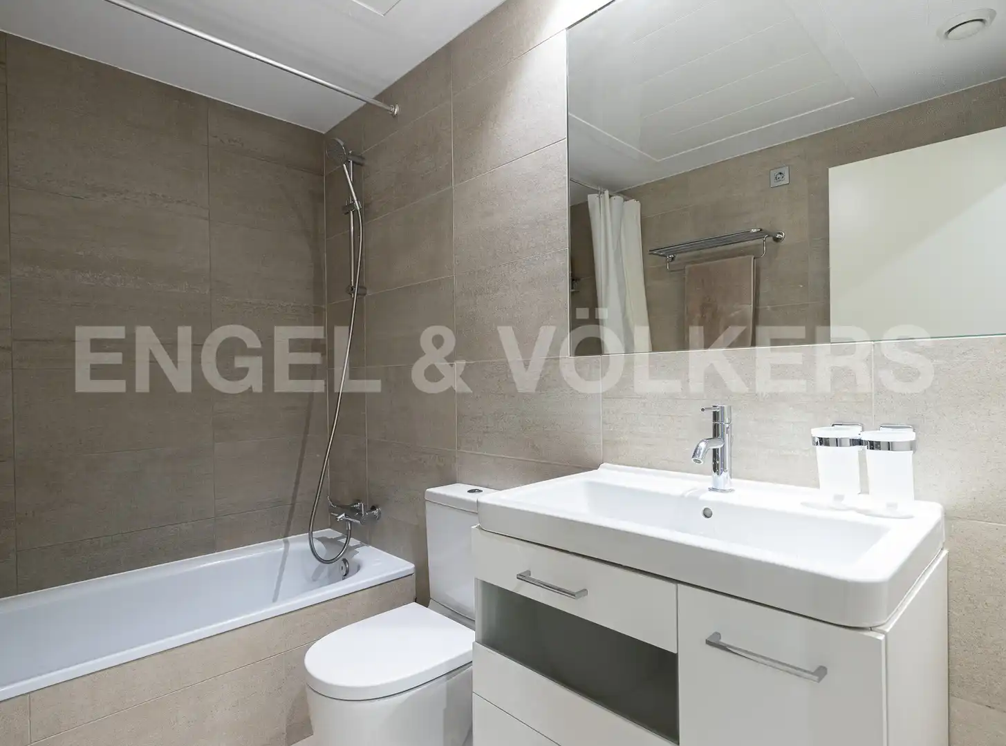 Badezimmer von Dachboden zum Verkauf in Barcelona mit Klimaanlage, Heizung und Parkett