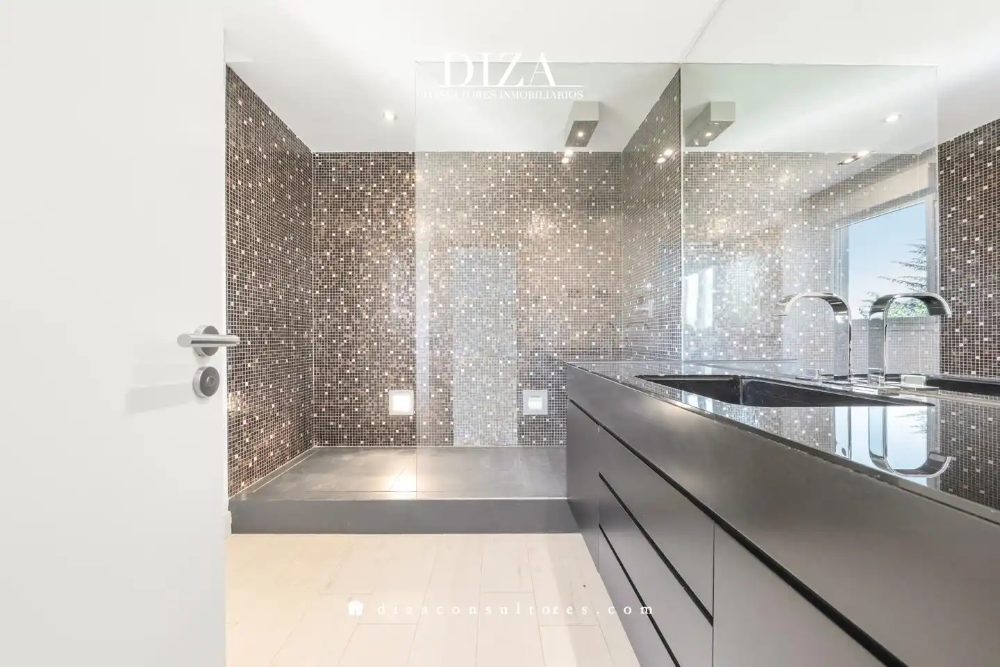 Bathroom of Houses for rent in Madrid  with Air Conditioner, Heating and Private garden