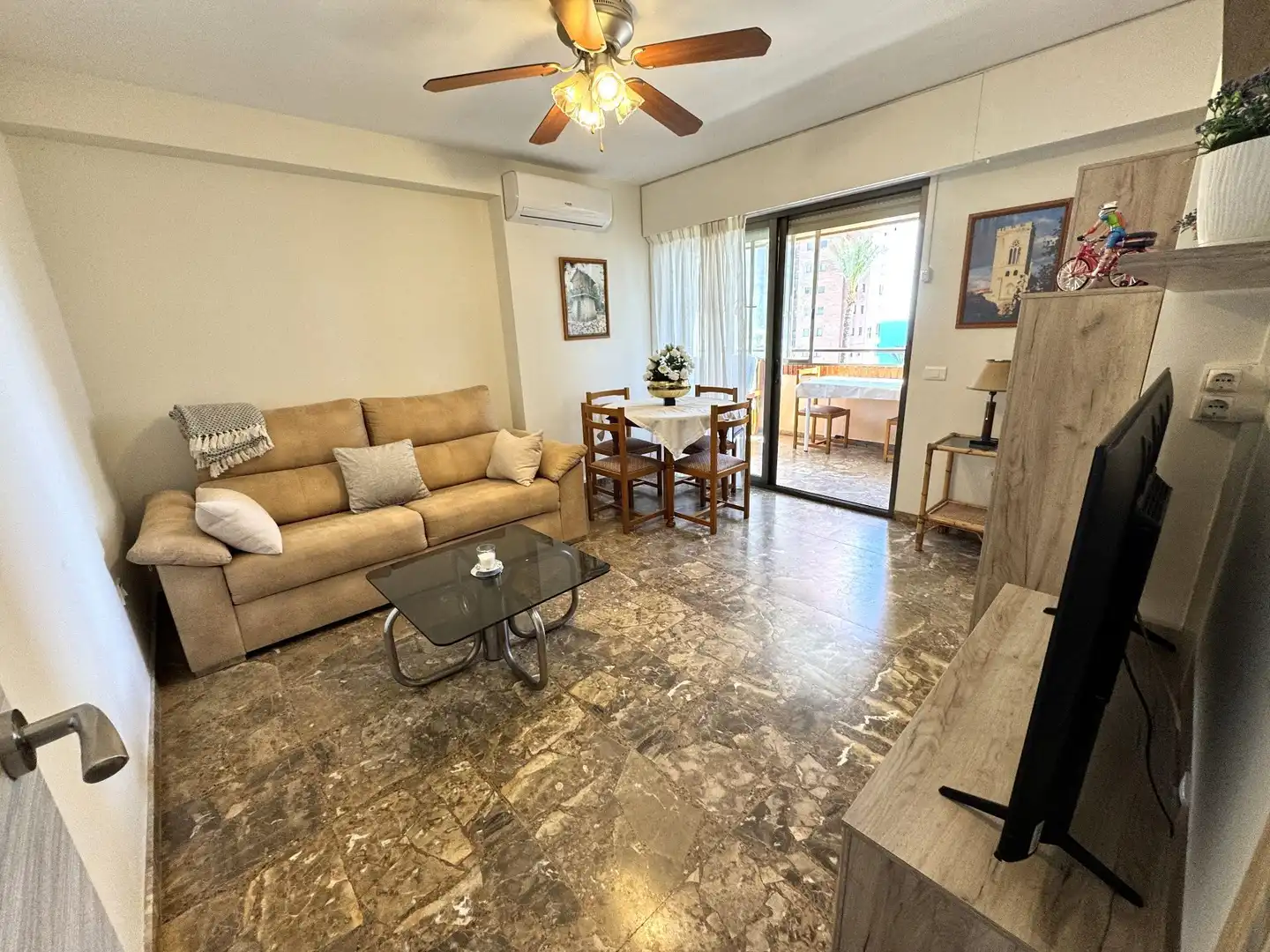 Wohnzimmer von Wohnungen zur Miete in Benidorm mit Klimaanlage, Heizung und Terrasse