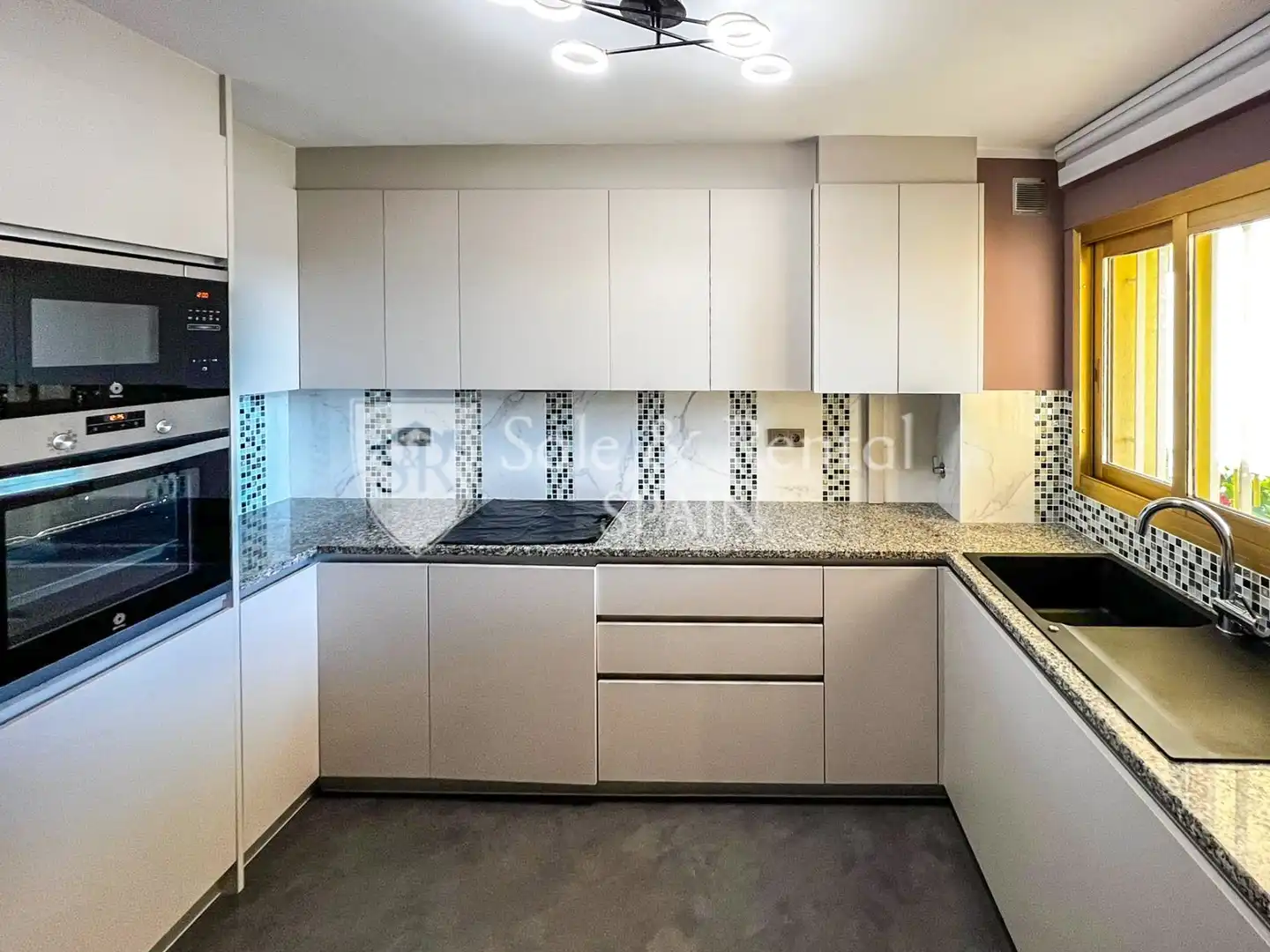 Küche von Wohnung zum Verkauf in Sant Feliu de Guíxols mit Heizung, Privatgarten und Terrasse