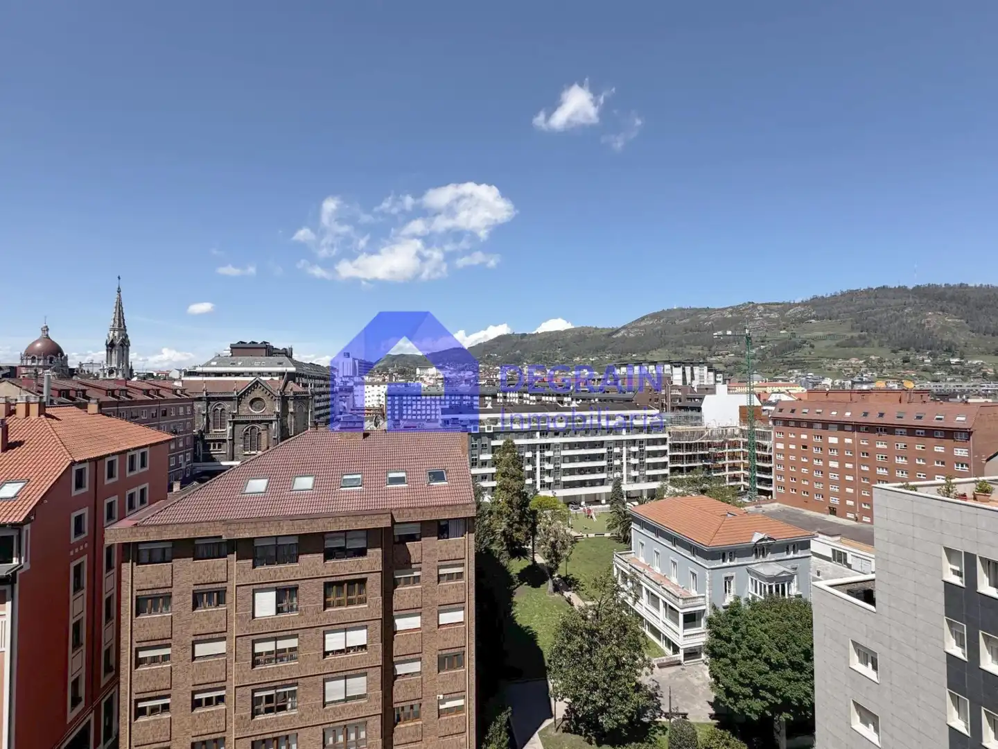 Vista exterior de Pis en venda en Oviedo  amb Terrassa i Moblat