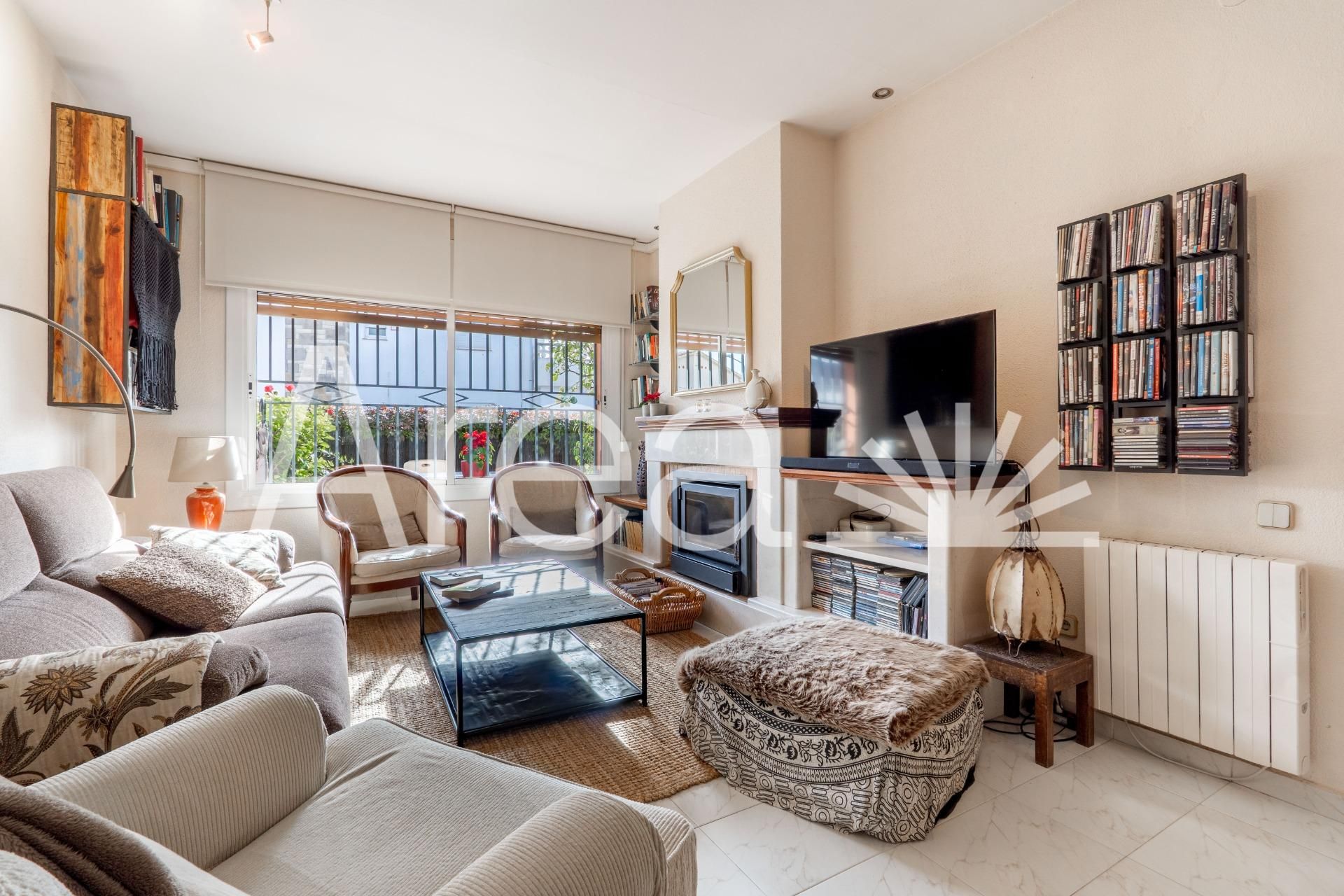 Sala d'estar de Casa o xalet en venda en Premià de Mar amb Aire condicionat, Jardí privat i Terrassa