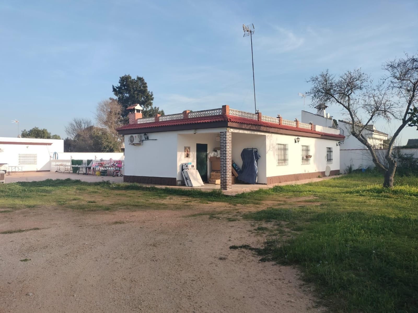 Vista exterior de Casa o xalet en venda en Chiclana de la Frontera amb Calefacció i Piscina