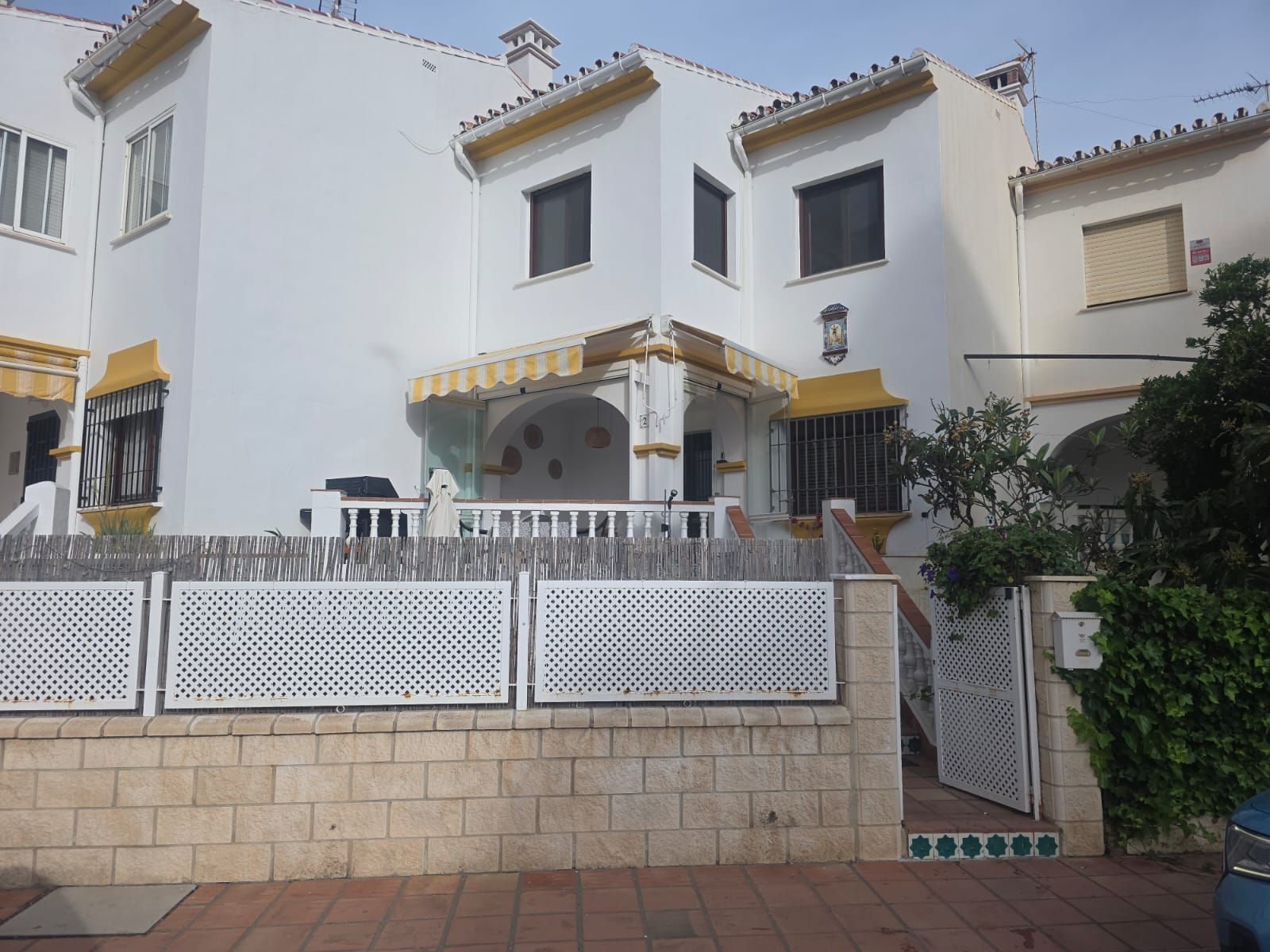 Vista exterior de Casa adosada en venda en Torrox amb Aire condicionat, Terrassa i Piscina comunitària