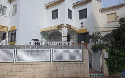 Vista exterior de Casa adosada en venda en Torrox amb Aire condicionat, Terrassa i Piscina comunitària