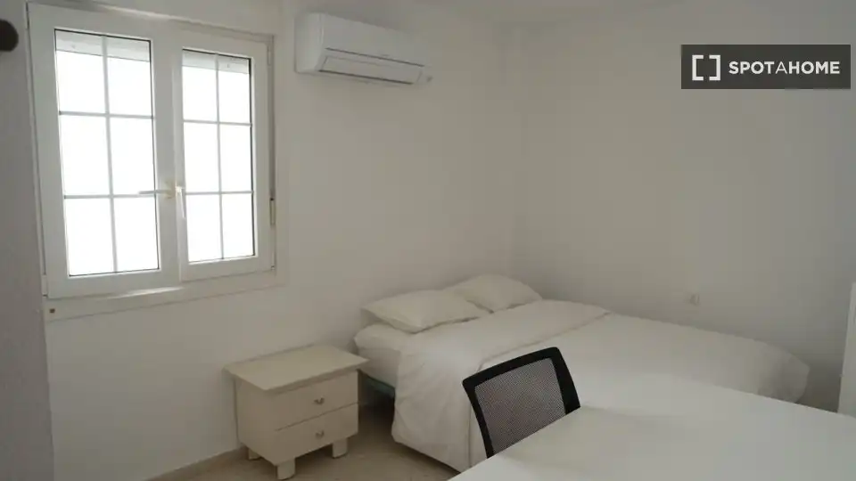 Bedroom of Apartments for share in Rincón de la Victoria  with Air Conditioner, Terrace and Furnished