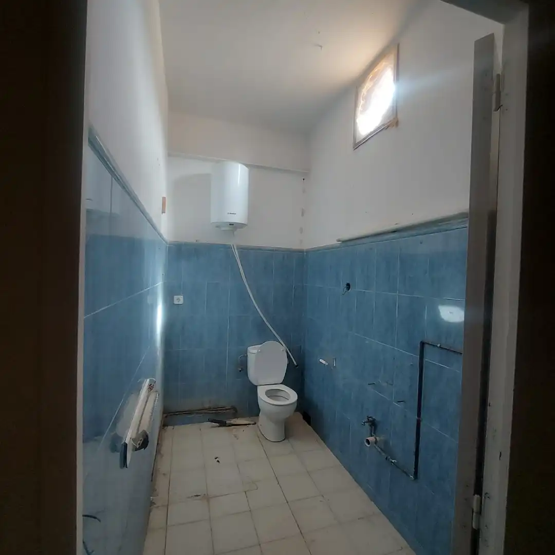 Baño de Local en venta en L'Hospitalet de Llobregat con Alarma