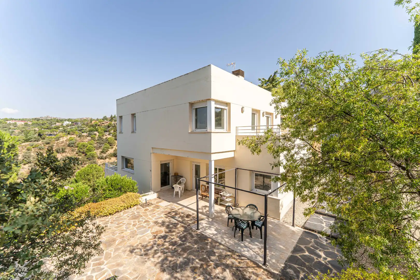 Vista exterior de Casa o xalet en venda en Torrelodones amb Calefacció, Jardí privat i Parquet