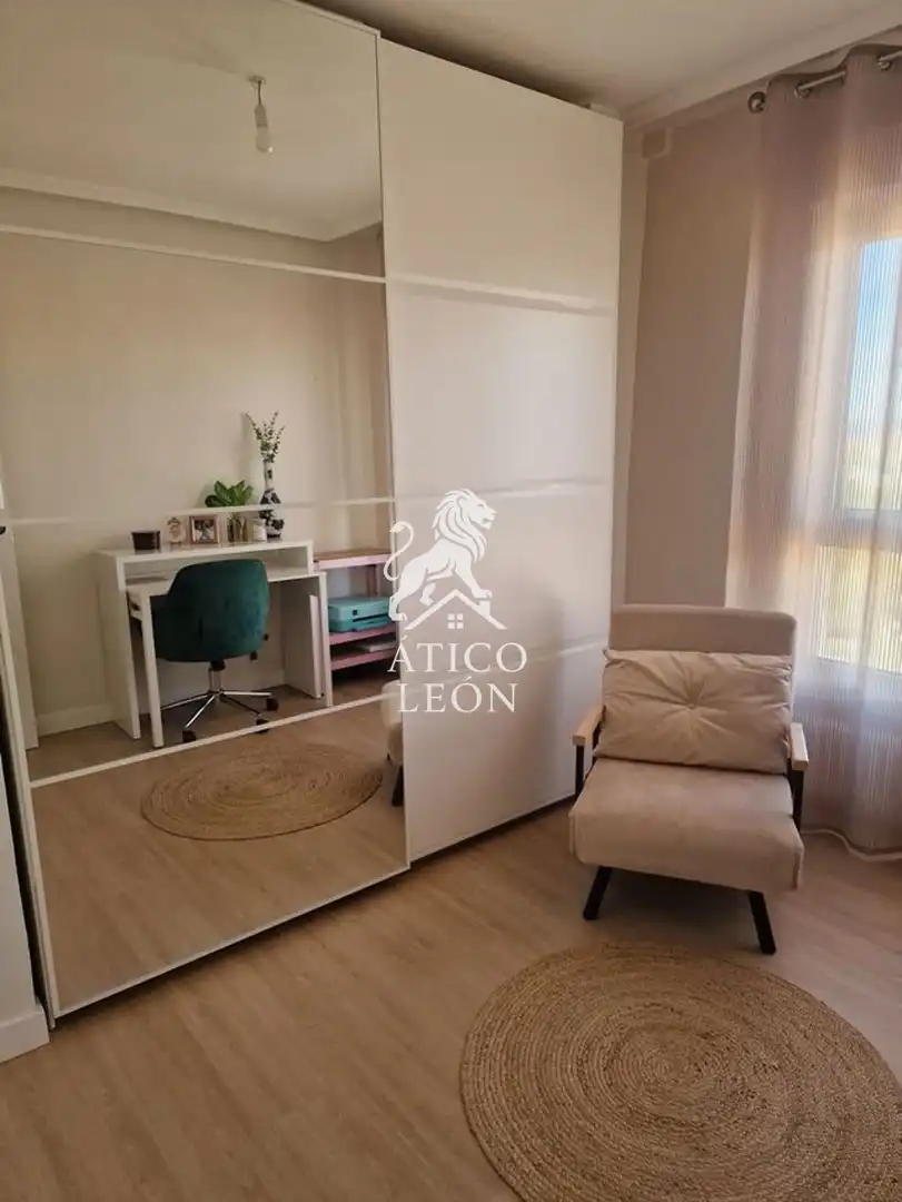 Dormitori de Àtic en venda en León Capital  amb Calefacció, Parquet i Terrassa