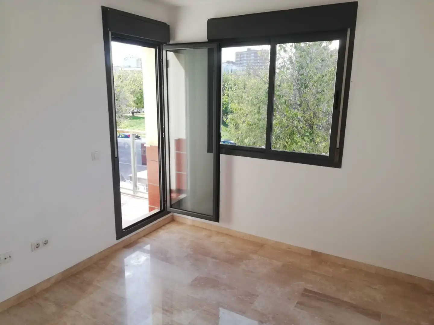 Dormitori de Casa adosada en venda en Castellón de la Plana / Castelló de la Plana amb Aire condicionat, Terrassa i Balcó