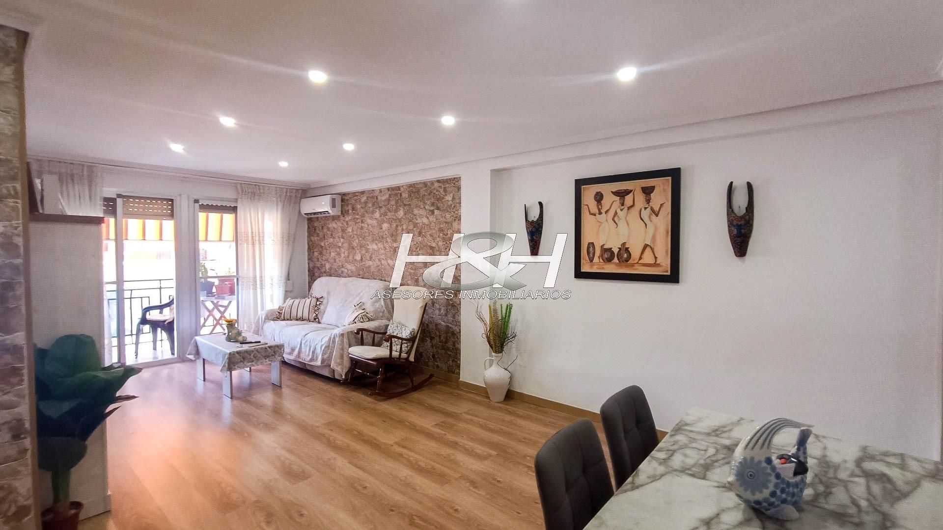 Sala d'estar de Pis en venda en Burjassot amb Parquet