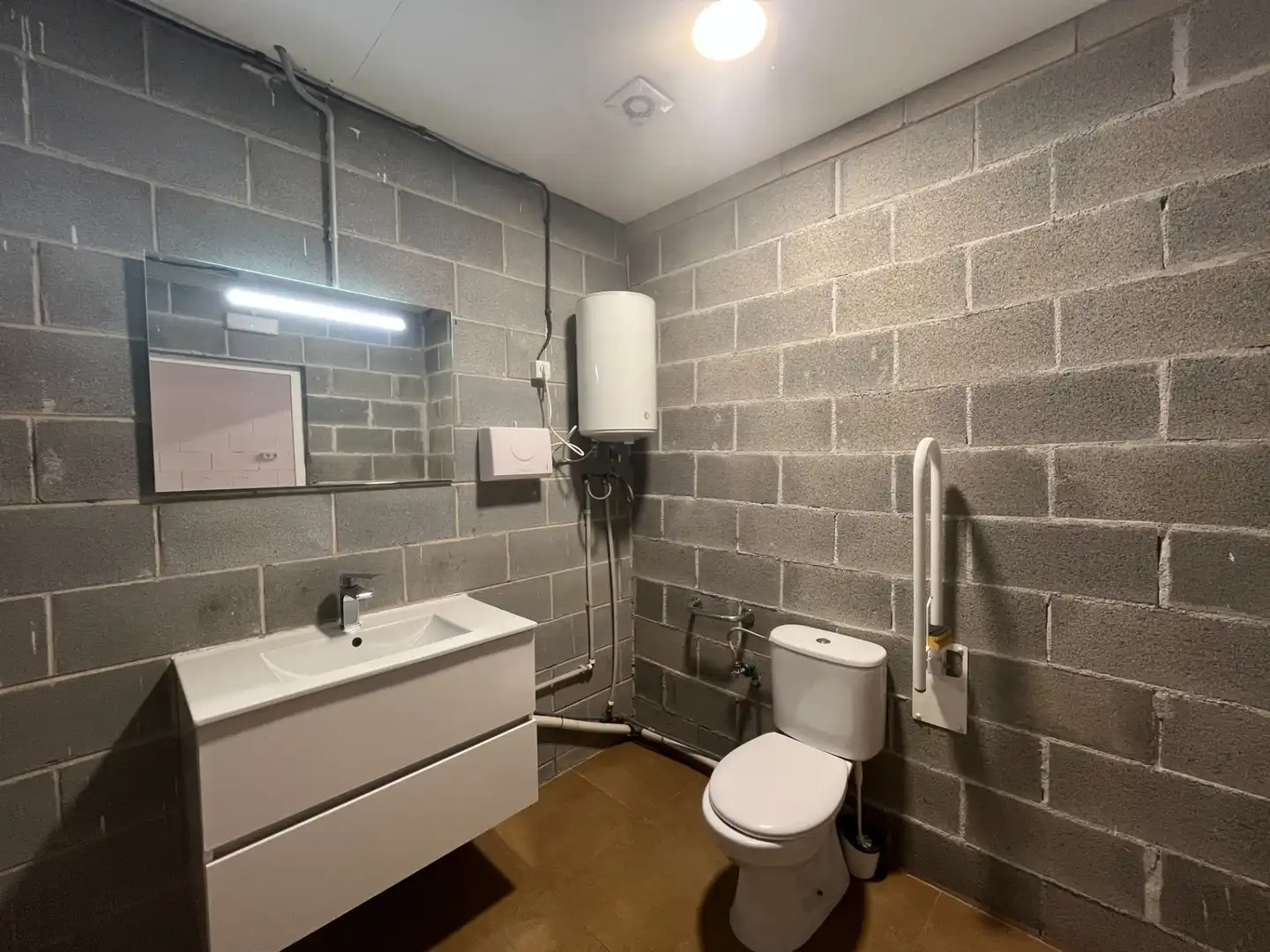 Bathroom of Industrial buildings for rent in Salt