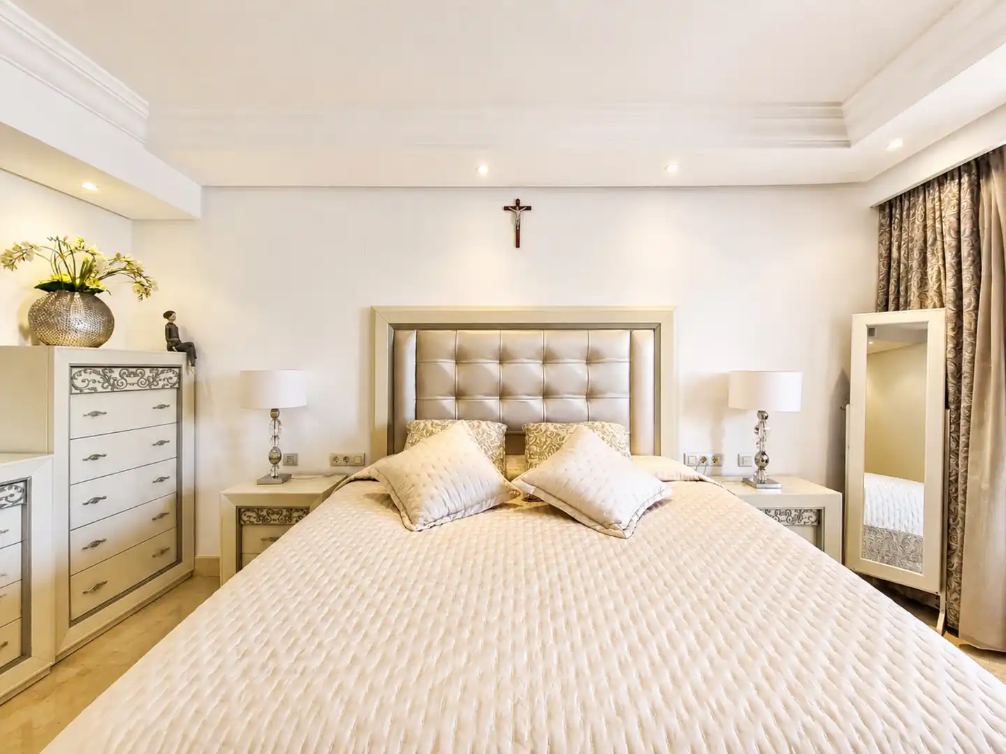 Dormitori de Apartament en venda en Estepona amb Aire condicionat, Terrassa i Moblat