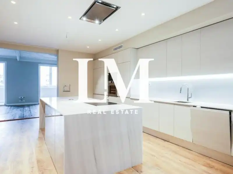 Cuina de Apartament en venda en Barcelona amb Aire condicionat, Terrassa i Balcó