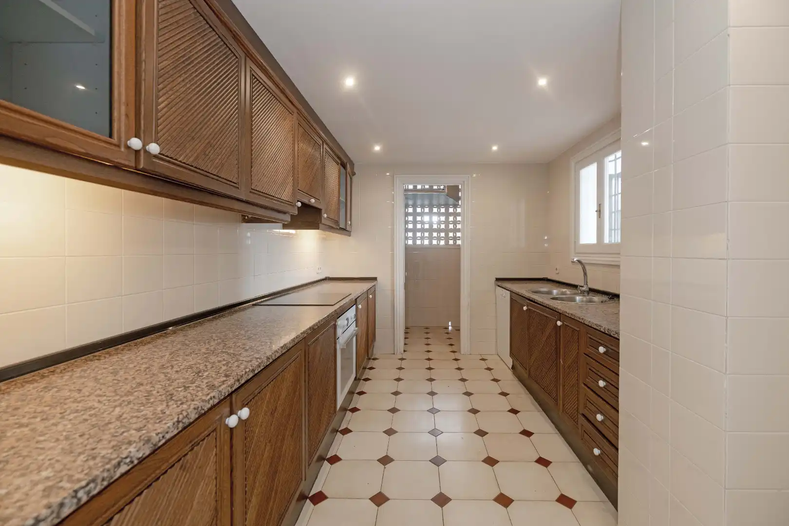 Cocina de Piso en venta en Marbella con Terraza, Trastero y Balcón