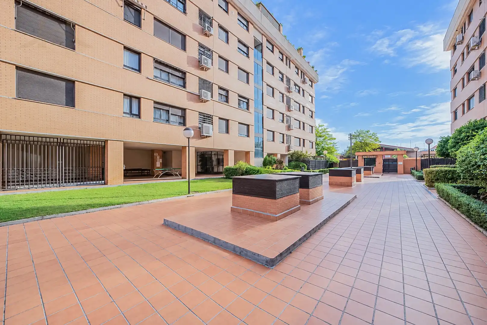 Vista exterior de Planta baja en venta en Parque Oeste - Fuente Cisneros