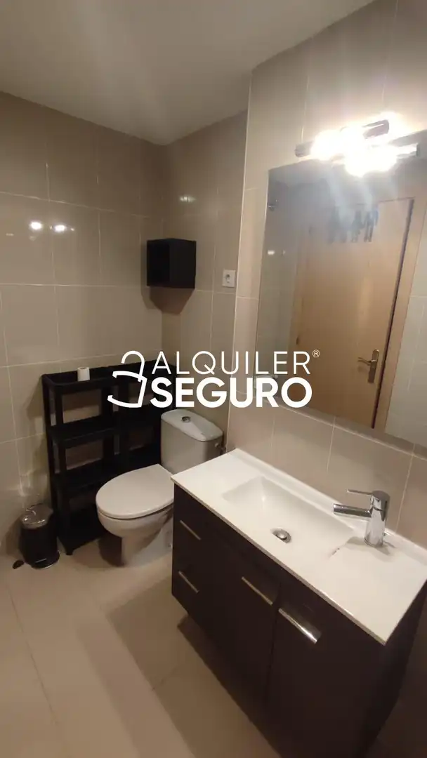 Baño de Piso de alquiler en Paracuellos de Jarama con Calefacción, Trastero y Amueblado
