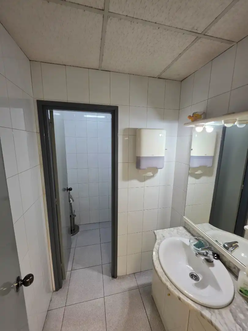 Badezimmer von Fabrikhallen zur Miete in Can Cuiàs