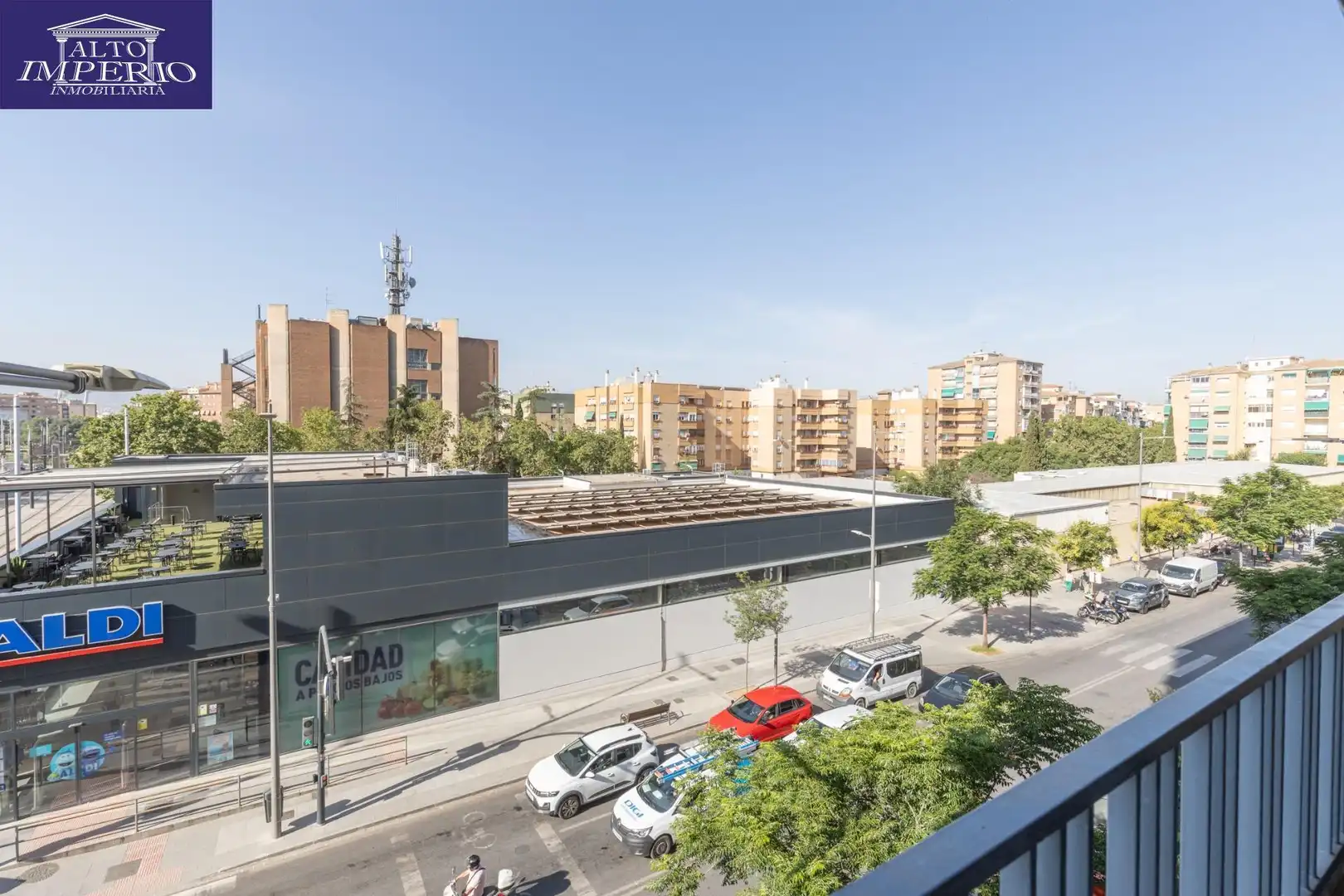 Vista exterior de Pis en venda en Granada amb Aire condicionat, Moblat i Balcó