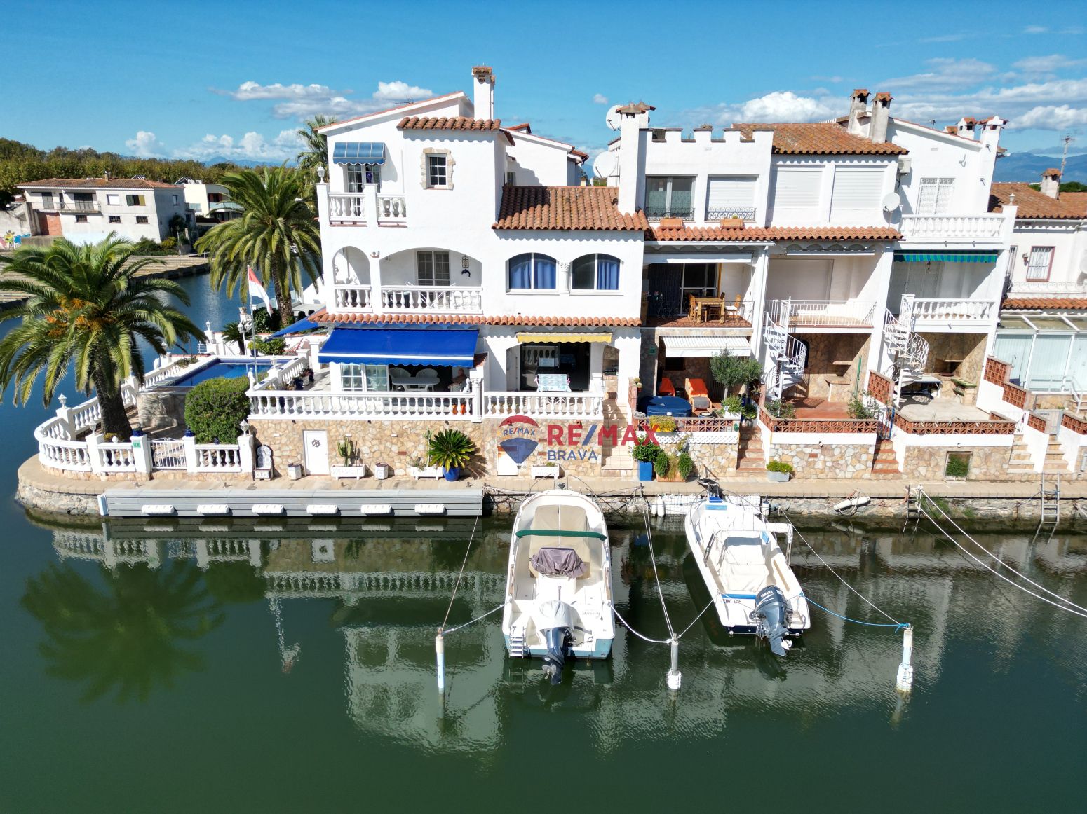 Vista exterior de Casa adosada en venda en Empuriabrava amb Aire condicionat, Calefacció i Balcó