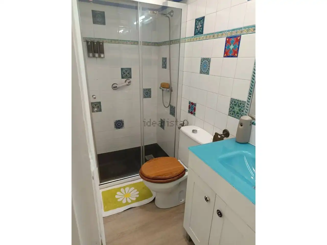 Bathroom of Apartments for sale in Sevilla  with Air Conditioner, Parquet flooring and Furnished