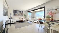 Sala d'estar de Apartament en venda en Benahavís amb Aire condicionat, Terrassa i Piscina