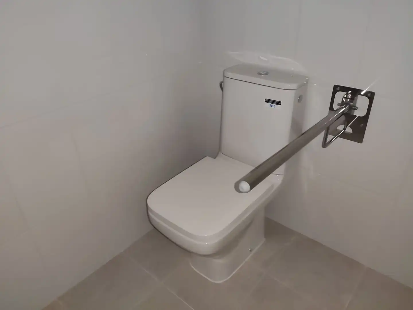 Badezimmer von Büro zur Miete in Neda