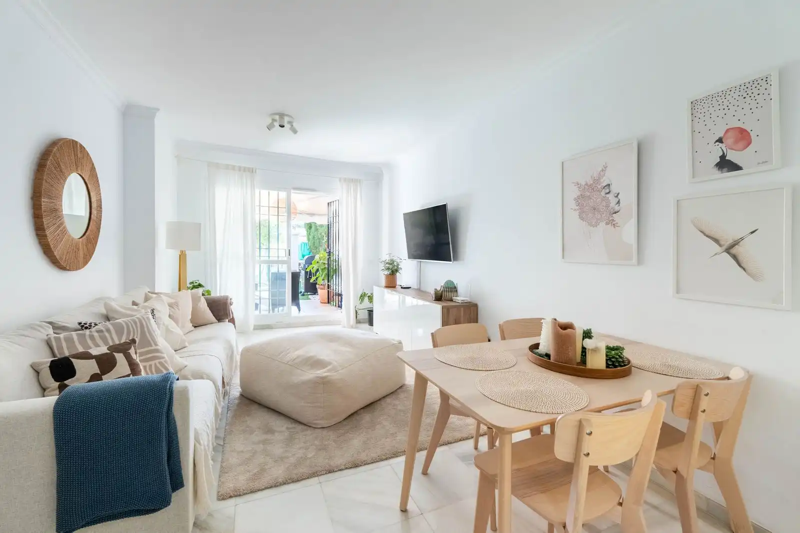 Sala d'estar de Apartament en venda en Marbella amb Jardí privat, Terrassa i Moblat