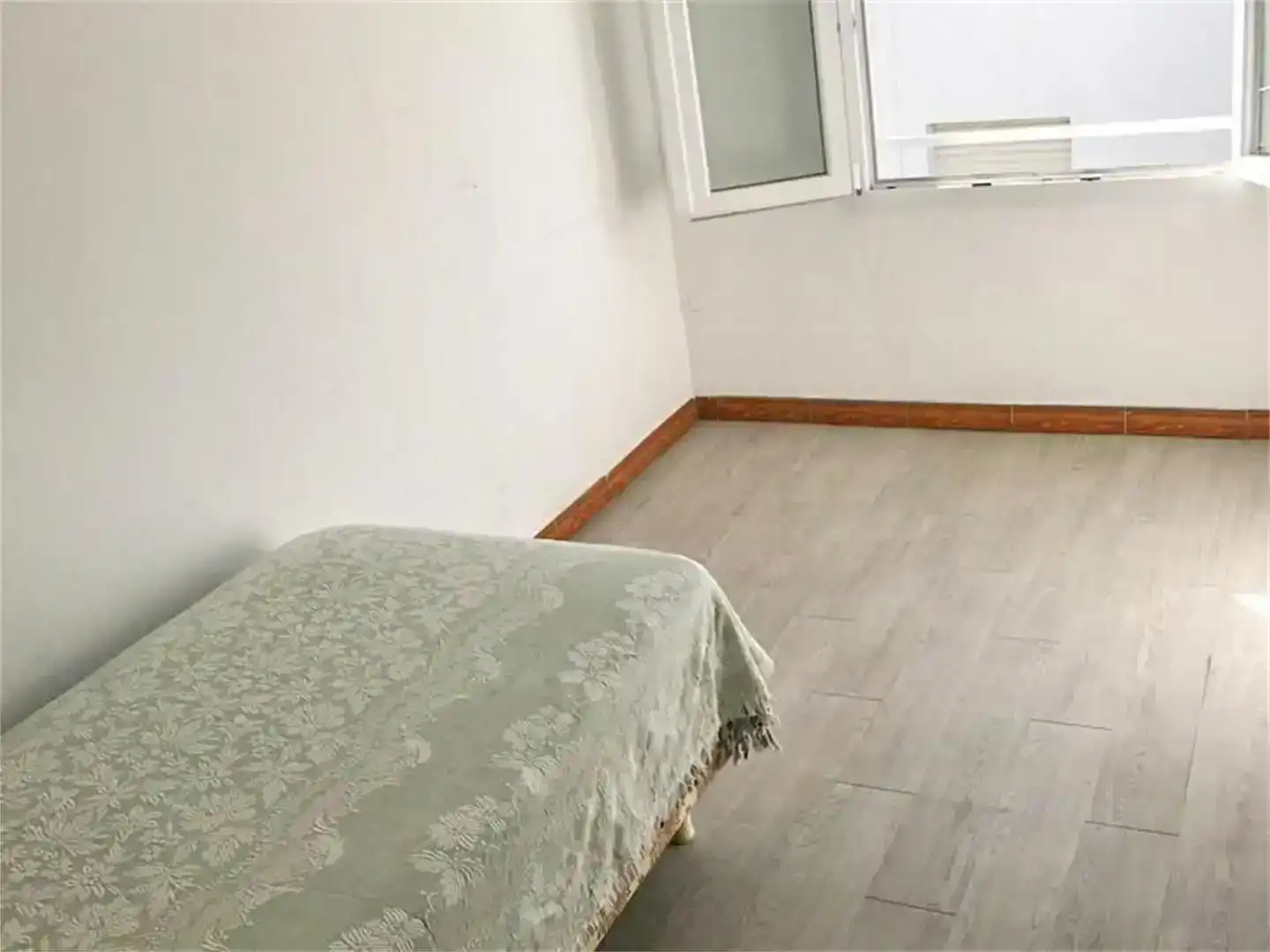 Dormitori de Planta baixa en venda en Baños de Montemayor amb Parquet, Moblat i Balcó