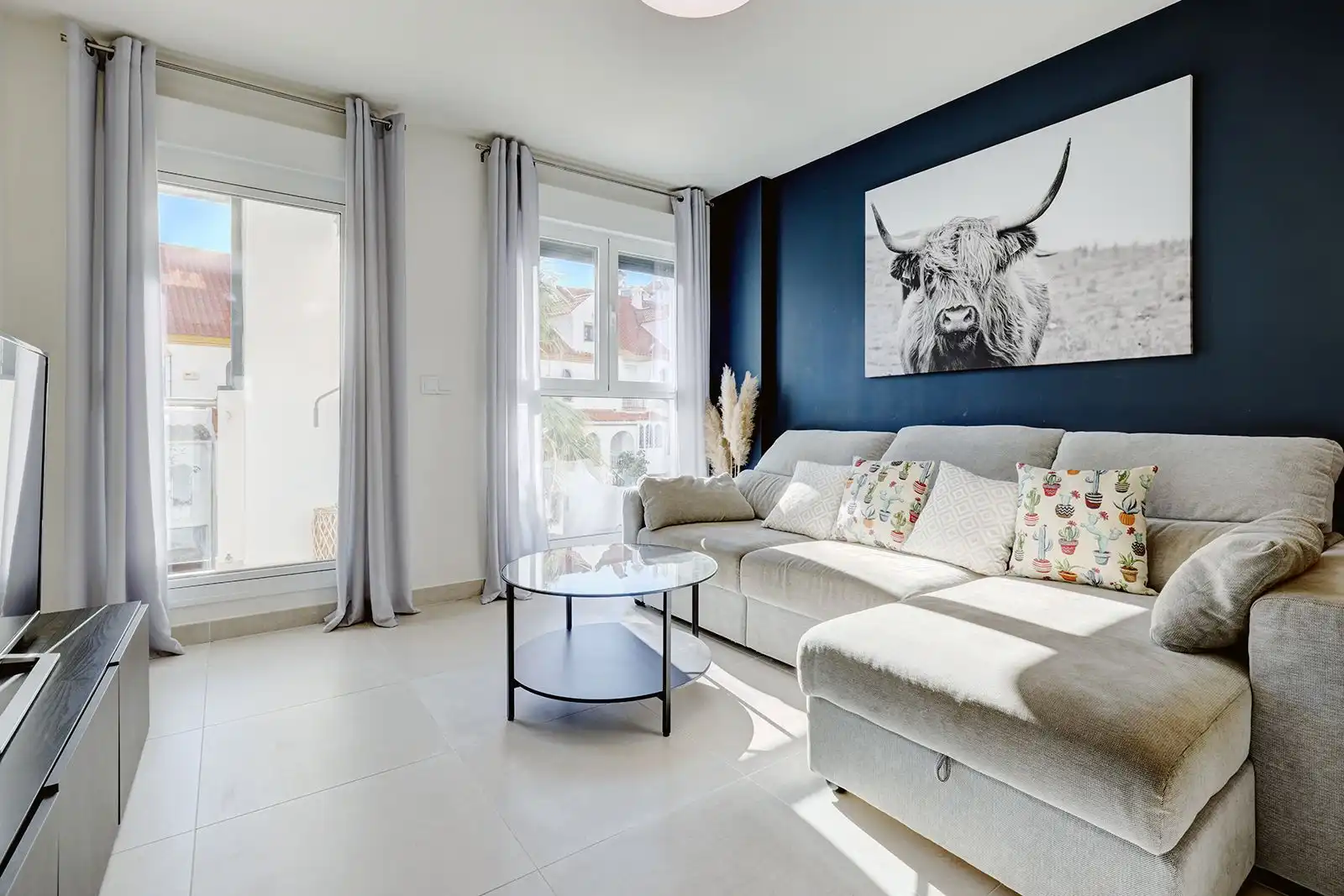 Sala d'estar de Apartament de lloguer en Estepona amb Aire condicionat, Terrassa i Piscina