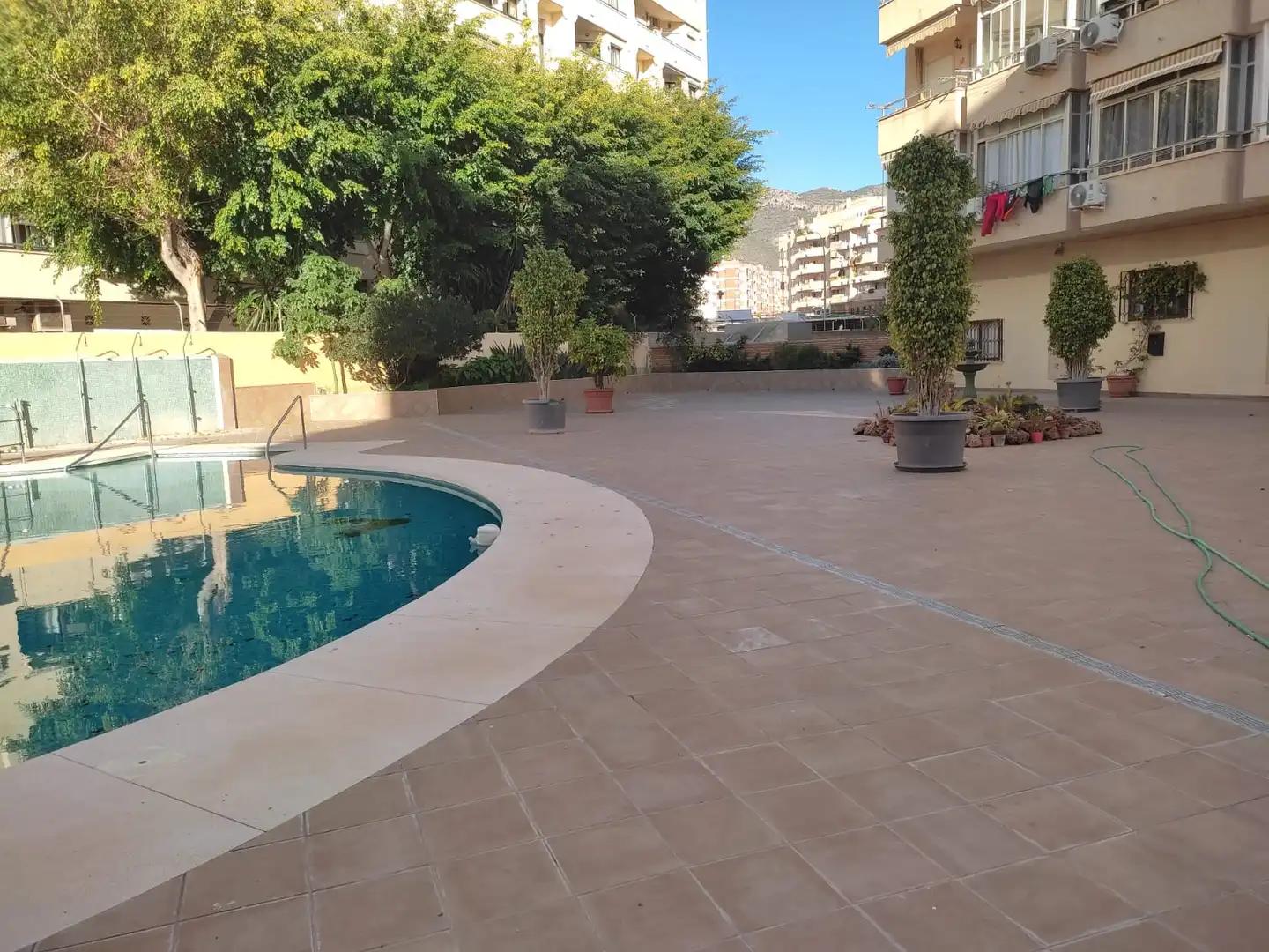 Piscina de Estudio en venta en Torremolinos con Terraza, Amueblado y Lavadora