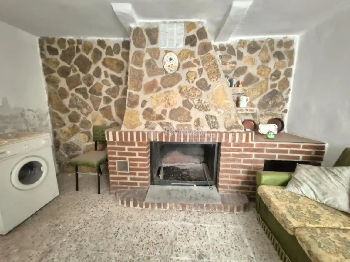 Sala d'estar de Finca rústica en venda en Sigüenza amb Calefacció i Moblat