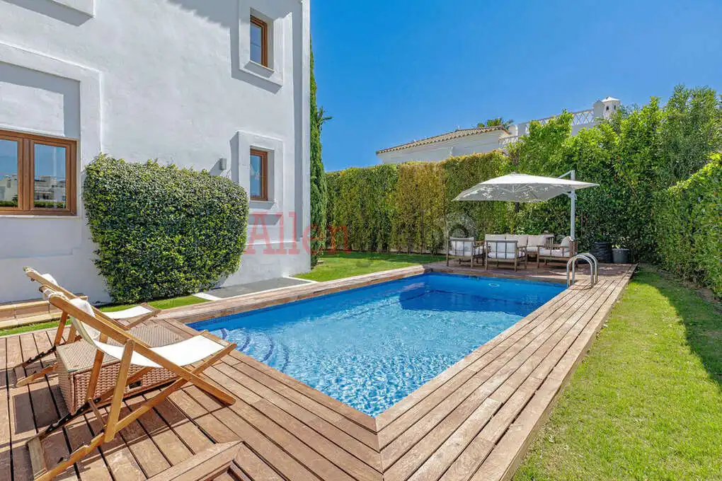 Schwimmbecken von Haus oder Chalet zum Verkauf in Estepona mit Klimaanlage, Heizung und Privatgarten