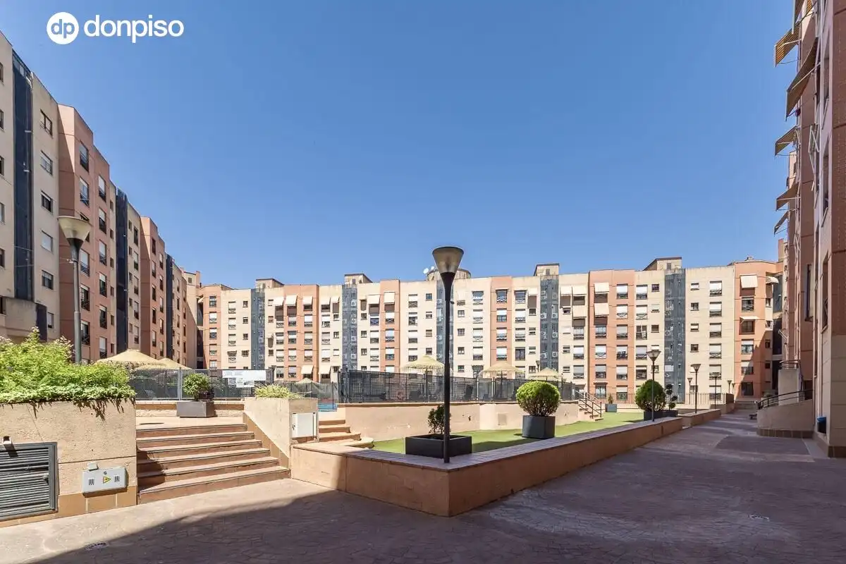 Vista exterior de Piso en venta en Granada con Aire acondicionado, Calefacción y Terraza