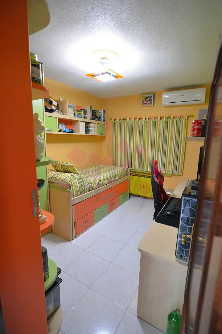 Dormitori de Casa o xalet en venda en Ciudad Real amb Aire condicionat, Calefacció i Jardí privat