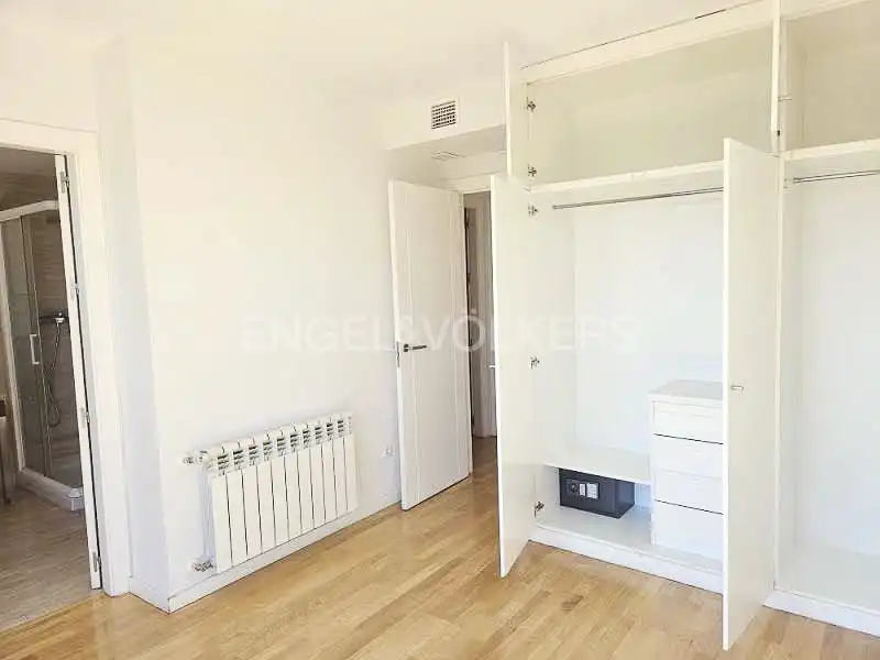 Schlafzimmer von Dachboden zur Miete in Madrid mit Klimaanlage, Heizung und Terrasse